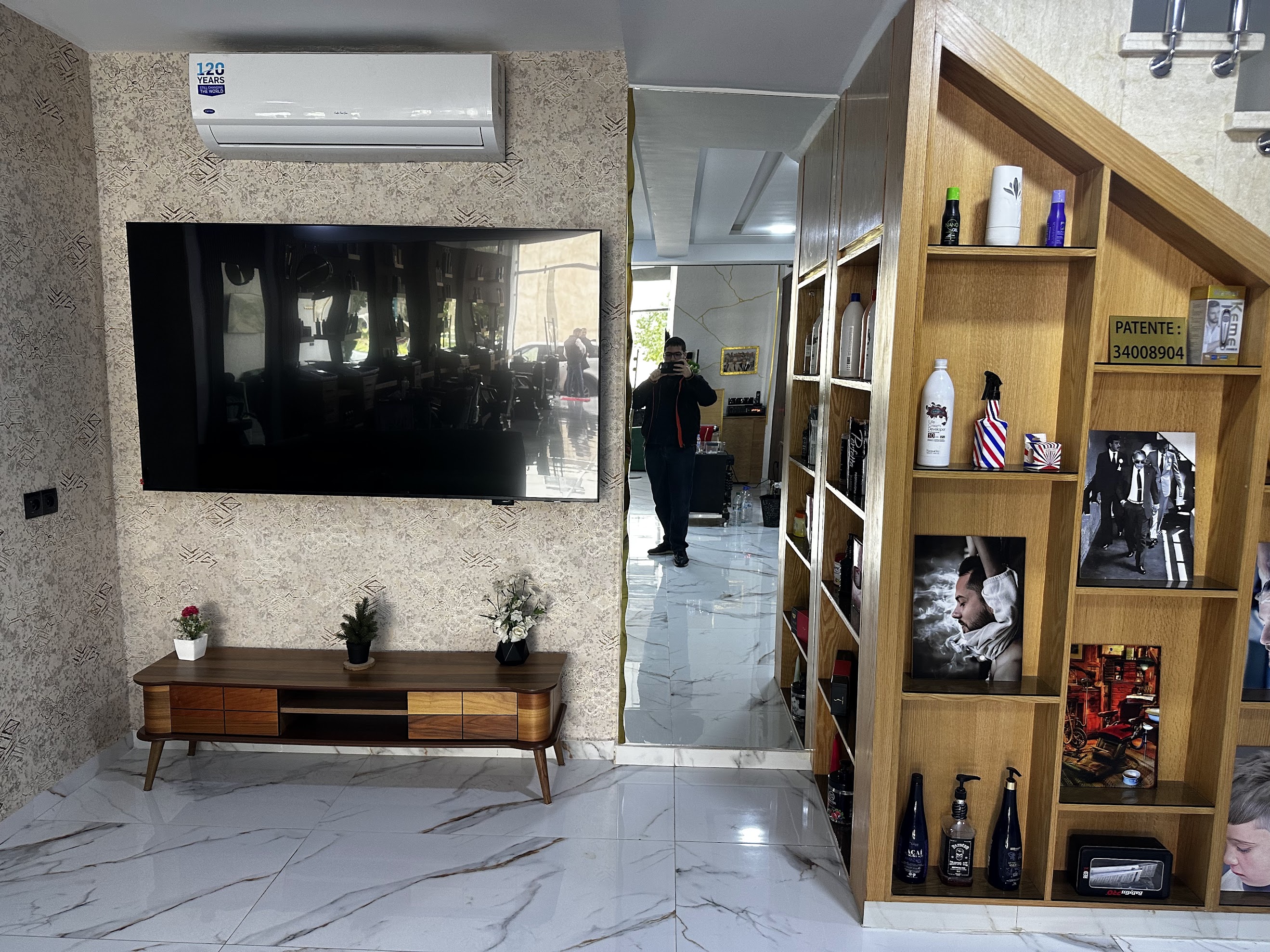 Télévision 75 pouces avec match de football